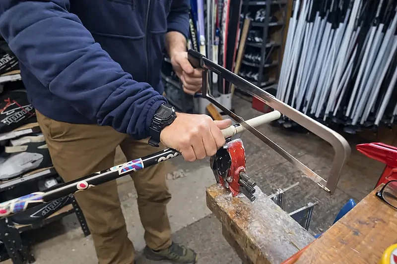 Отпиливание лишней части лыжной палки