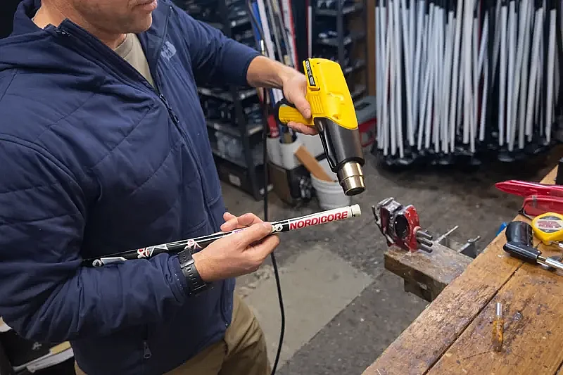 Нагрев клея для установки ручки на палку