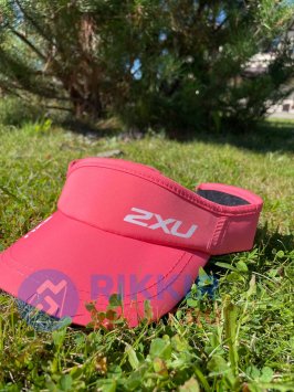 Козырек для бега 2XU с регулировкой LIC/WHT Коралловый/Белый OSFA UQ5686f