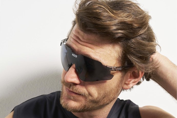 Очки солнцезащитные KOO NEBULA (чёрные прозрачные / графит фотохромные)